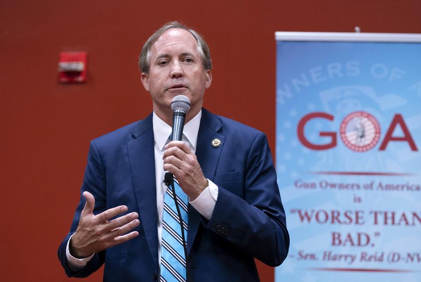 Attorney General Ken Paxton speaks to the Gun Owners of America assembly in 2018.
